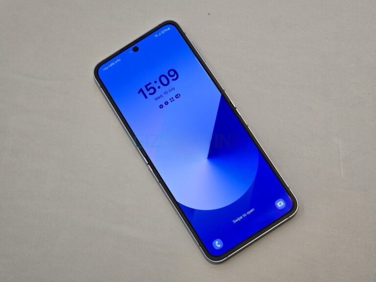 Galaxy Z Flip 7’nin geliştirilmiş menteşe ve daha az görünen kırışıklıkla piyasaya sürüleceği iddia ediliyor