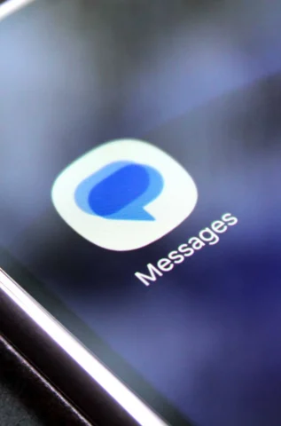 Google Mesajlar, SIM değiştirmeyi daha az rahatsız edici hale getirmeye doğru bir adım atıyor Google Mesajlar, SIM değiştirmeyi daha az rahatsız edici hale getirmeye doğru bir adım atıyor