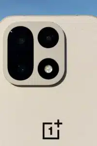 OnePlus 15R yeni ve daha yavaş bir Snapdragon çipine sahip olacak ve bu iyi bir şey olabilir